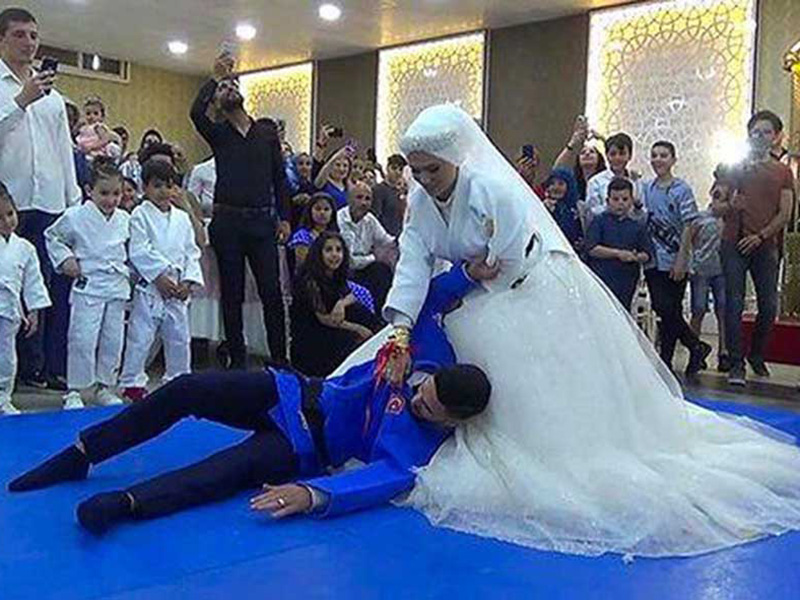 لاعبة جودو تطرح عريسها أرضاً في حفل الزفاف